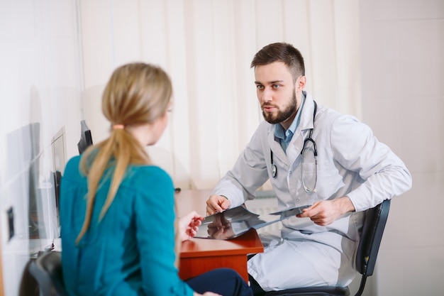 Un paciente en el médico de la recepción.