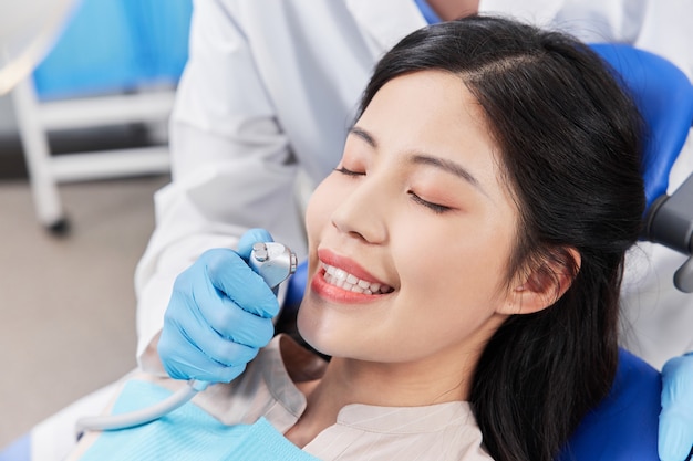 Paciente mujer en dentista