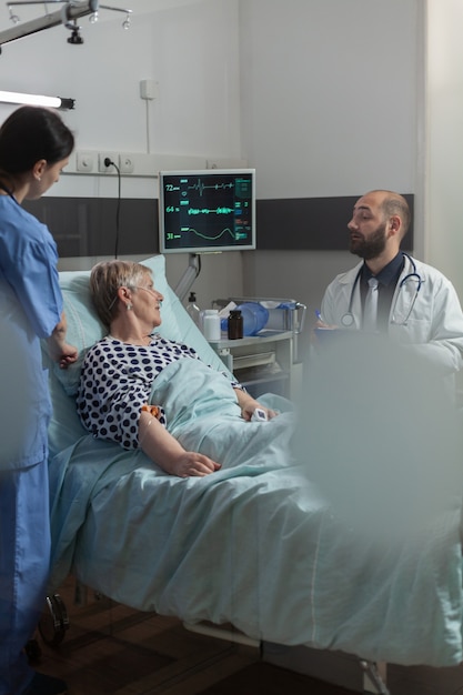 Foto paciente mujer mayor recibiendo tratamiento a través de vía intravenosa