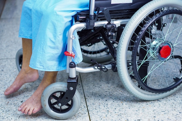 Paciente mujer mayor en silla de ruedas en el hospital