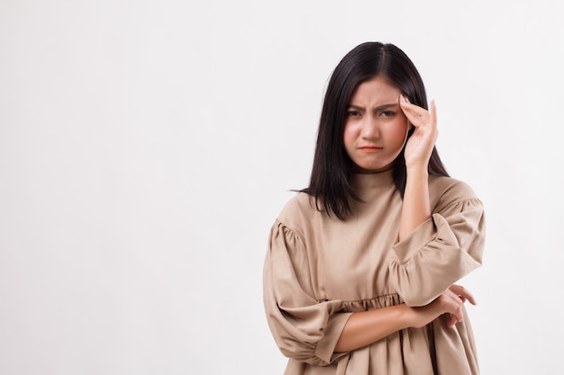 Paciente mujer que sufre de dolor de cabeza, dolor