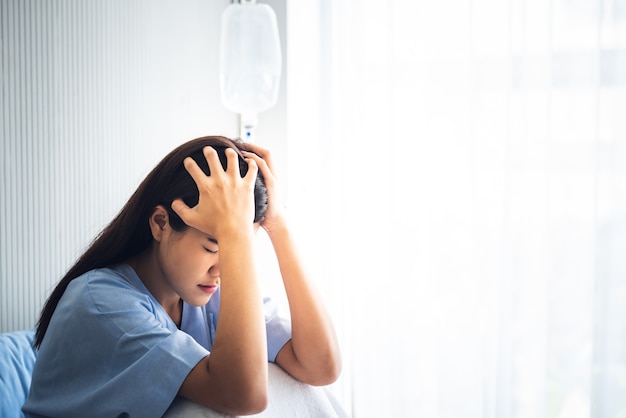 Paciente mulher asiática que está doente por causa de uma infecção de vírus Está estressada com a doença