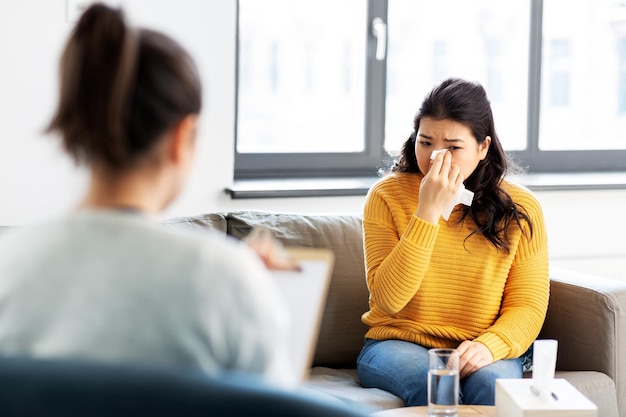 paciente mulher chorando em sessão de psicoterapia