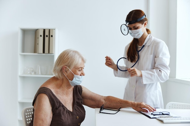 Paciente mulher idosa no estetoscópio médico