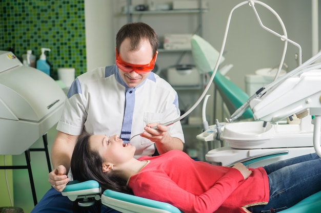 Paciente na recepção no dentista no consultório odontológico