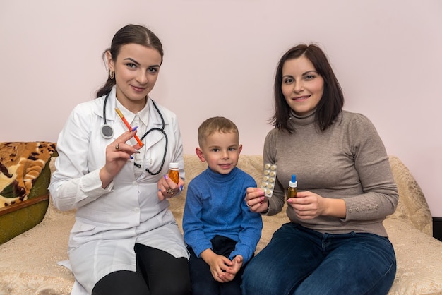 Paciente niño con madre y pediatra en el hospital