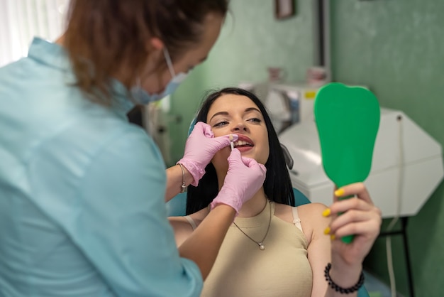 Foto el paciente en odontología ha elegido el color de los dientes de la muestra