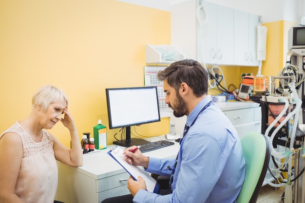 Paciente que consulta a un médico