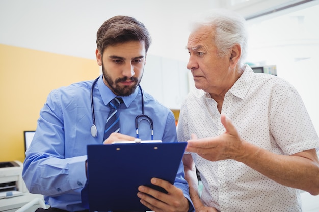 Paciente que consulta a un médico