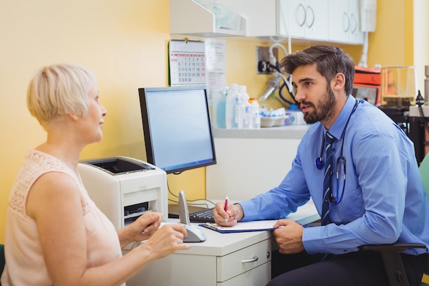 Paciente que consulta um médico