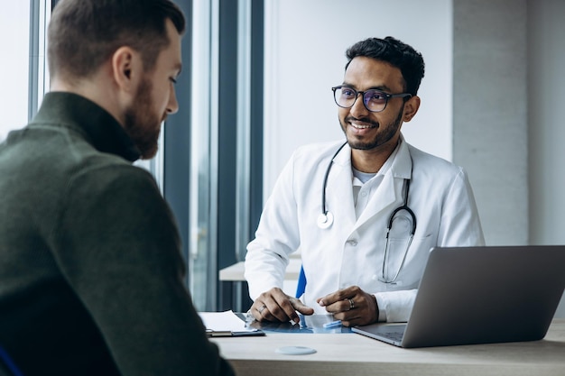 Paciente que tiene una visita al médico haciendo un chequeo