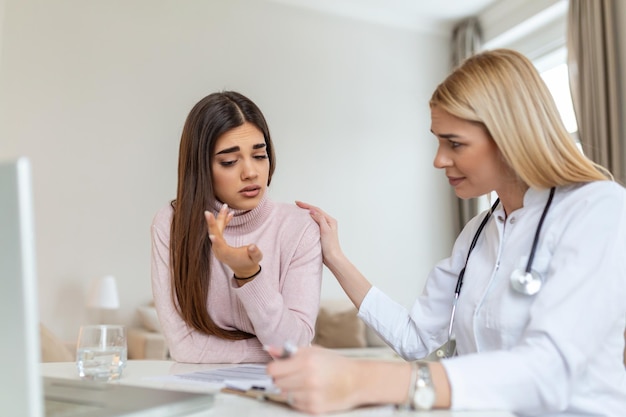 Paciente recibiendo malas noticias. Está desesperada y llorando. El médico apoya y consuela a su paciente con simpatía. No se preocupe, esta prueba médica no es tan mala.