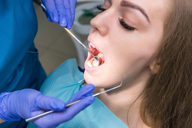 Paciente revisa los dientes en el médico en el consultorio dental