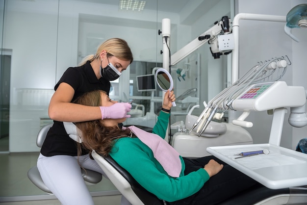 Paciente en revisión en dentista joven en clínica. Concepto de medicina y dientes sanos