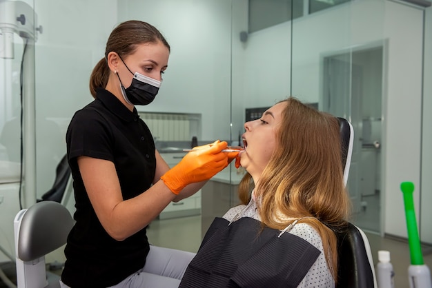 Paciente en revisión en dentista joven en clínica. Concepto de medicina y dientes sanos