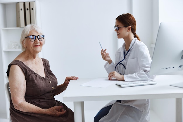 Paciente se comunica com o médico de cuidados de saúde