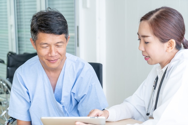 Paciente sênior asiática tendo consulta com médico