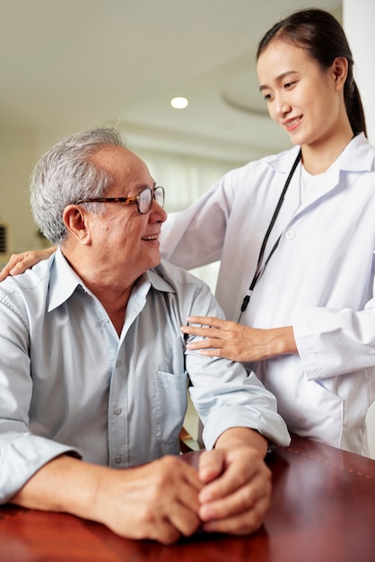 Paciente sênior e seu médico