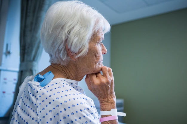 Paciente sênior em pé no hospital