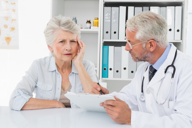 Paciente senior femenino visitando a un médico