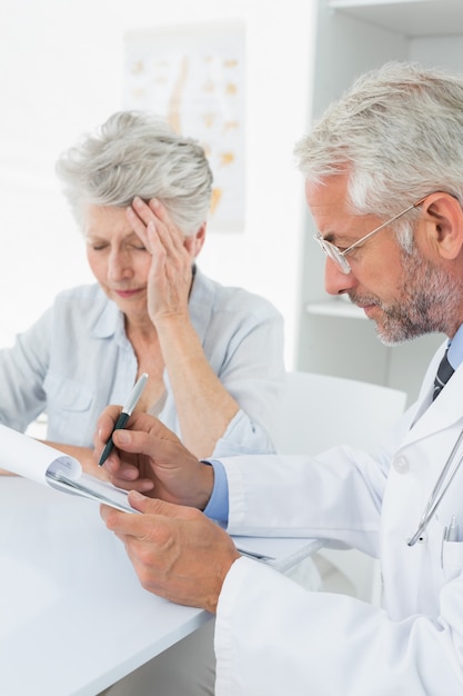 Paciente senior femenino visitando a un médico