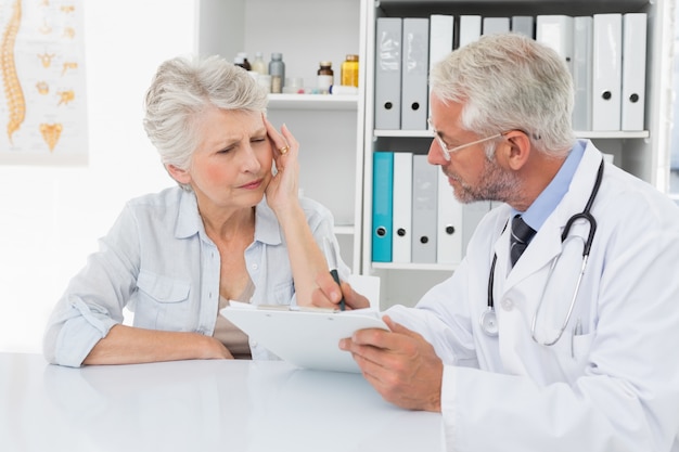 Paciente senior femenino visitando a un médico