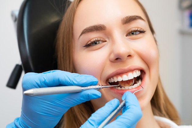 Paciente sentada en un sillón durante un tratamiento dental