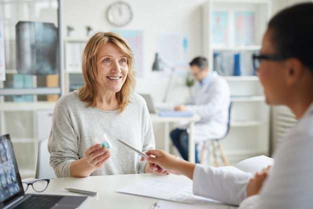 Paciente sentado no consultório médico