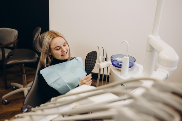 Paciente sentado en una silla dental usando un babero dental esperando a su dentista Concepto de salud de prevención de cuidado dental de medicina dental