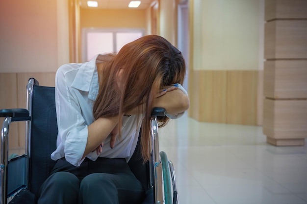 paciente sentado en silla de ruedas en el hospital