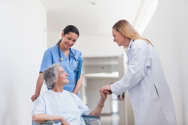 Paciente en una silla de ruedas mano de un médico