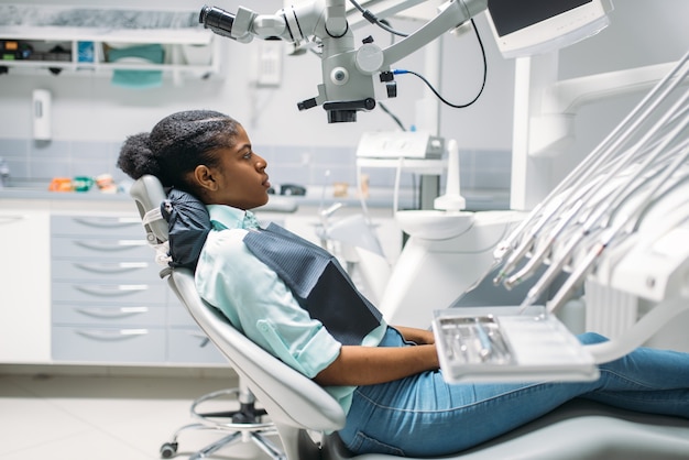 Paciente en silla, visita en clínica dental