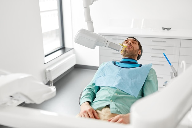 Foto el paciente se somete a una radiografía en la clínica dental