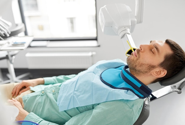 Foto el paciente se somete a una radiografía en la clínica dental