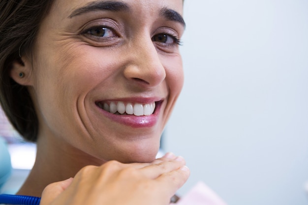 Foto paciente sonriendo en la clínica médica