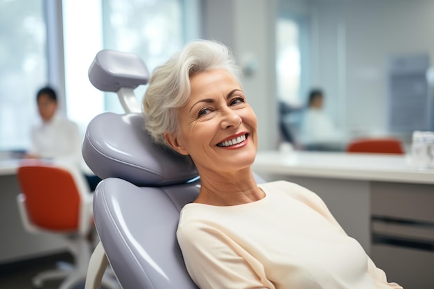 Foto paciente sonriente en un consultorio dental