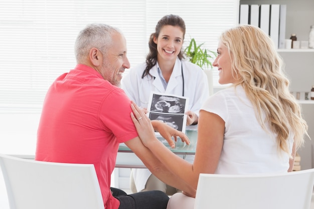 Paciente sonriente que consulta a un doctor