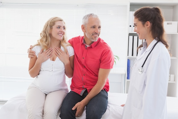 Paciente sonriente que consulta a un doctor