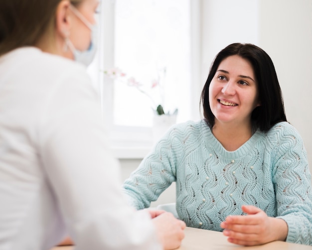 Paciente sorridente falando com médico