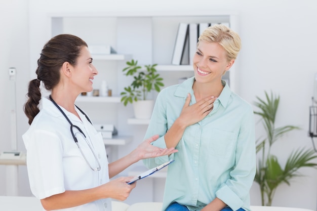 paciente sorrindo para o médico