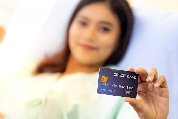 Paciente con tarjeta de crédito por concepto de seguro.