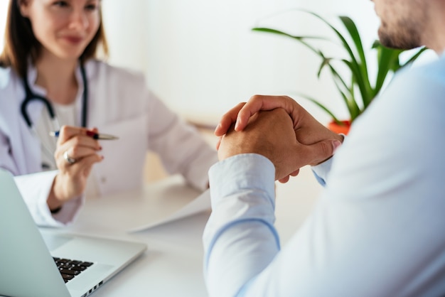 Paciente teniendo consulta con el médico en el cargo.