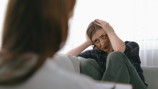 Foto paciente triste com tept em terapia de saúde mental com psicólogo afetado