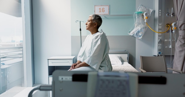 Foto paciente triste e pensando no hospital com estresse ansiedade ou medo de morte por câncer e seguro