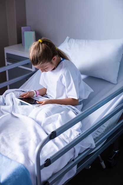 Paciente usando tablet digital na enfermaria