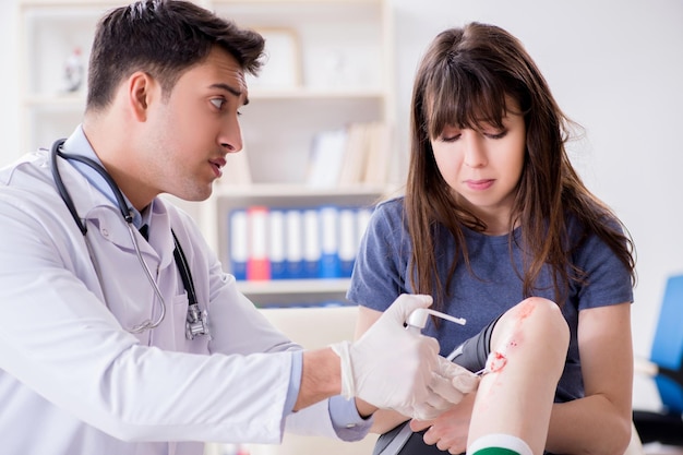 Paciente visitando médico após sofrer lesão esportiva