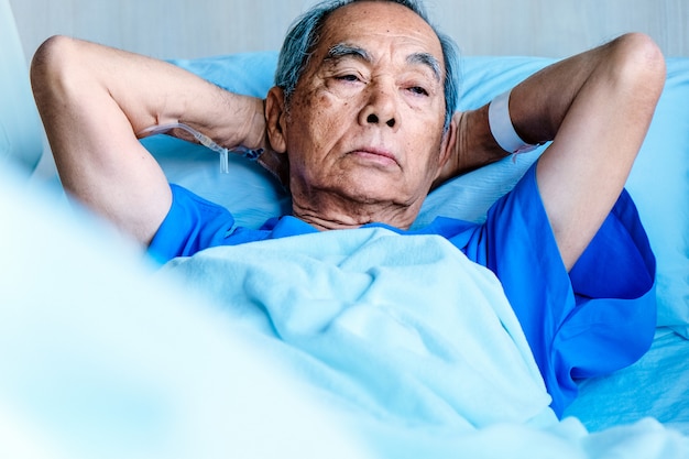 Pacientes ancianos en cama de hospital.