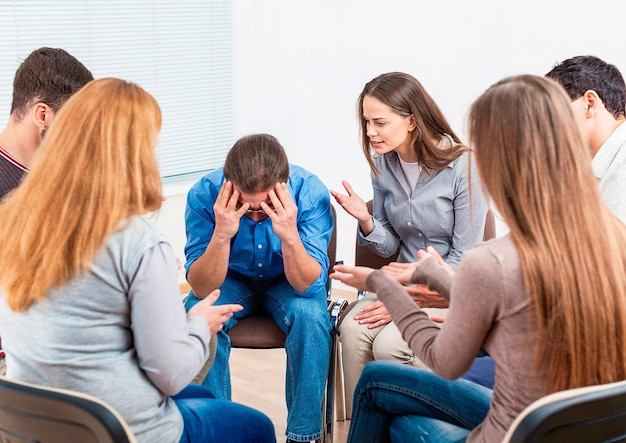 Pacientes contando seus problemas ao terapeuta durante a sessão