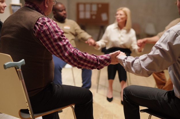 Pacientes do psicólogo segurando pelas mãos durante a discussão dos problemas na sessão