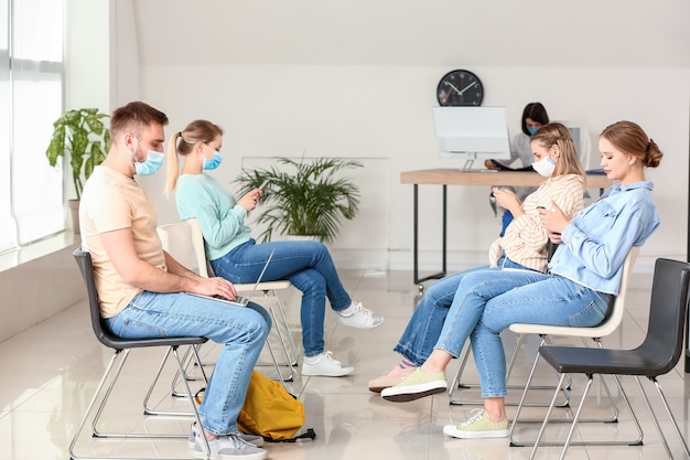 Pacientes esperando sua vez no corredor da clínica